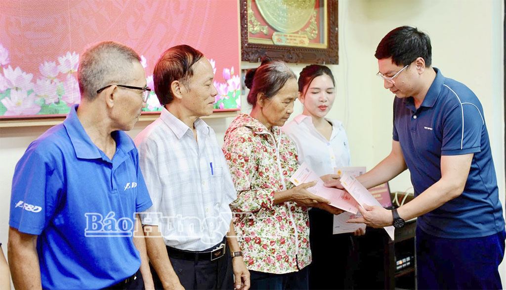 Lãnh đạo xã Triệu Việt Vương trao giấy chứng nhận QSDĐ, quyền sở hữu tài sản gắn liền với đất cho các hộ dân.