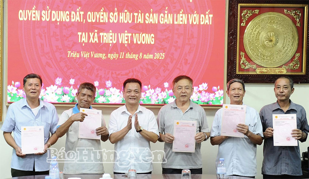 Lãnh đạo xã Triệu Việt Vương trao giấy chứng nhận QSDĐ, quyền sở hữu tài sản gắn liền với đất cho các hộ dân.