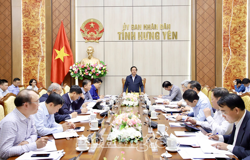 Đồng chí Chủ tịch UBND tỉnh Phạm Quang Ngọc phát biểu chỉ đạo tại cuộc họp.