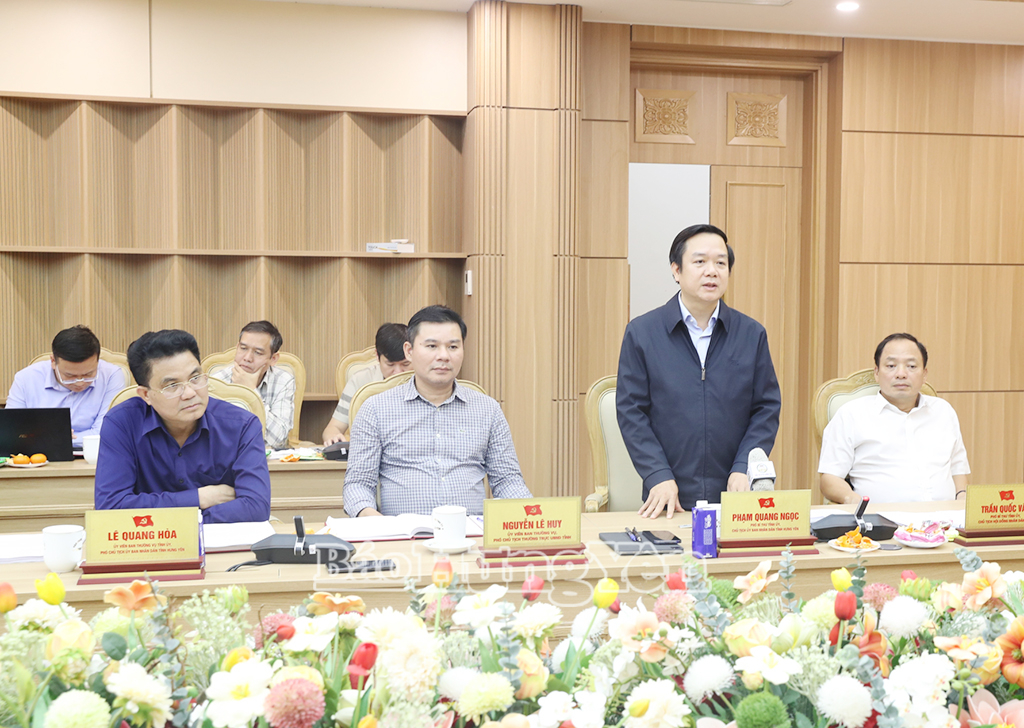 Các đại biểu thảo luận tại hội nghị.