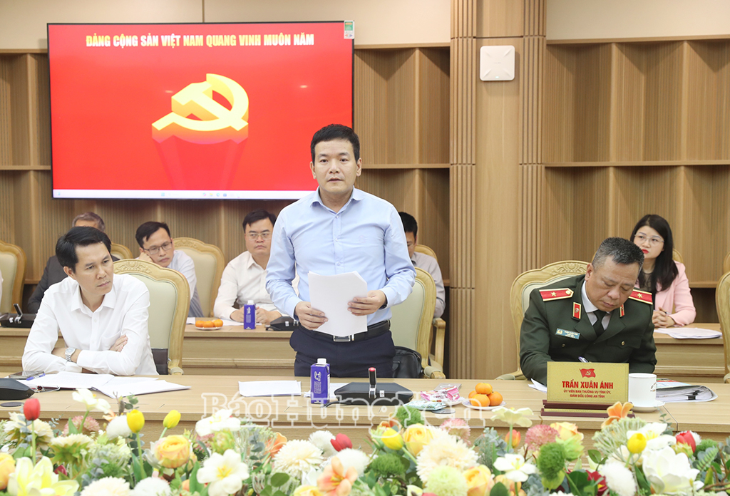 Các đại biểu thảo luận tại hội nghị.