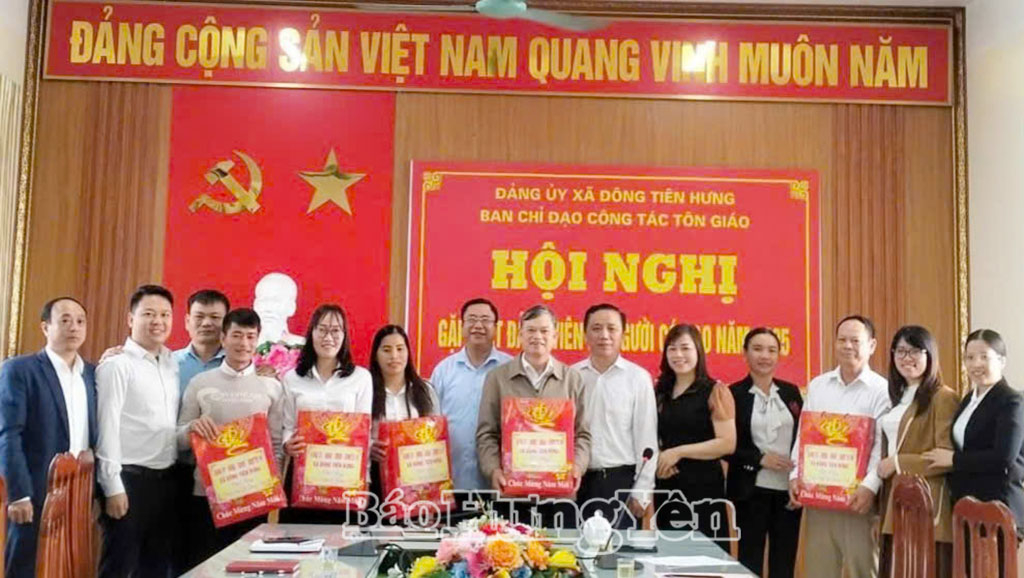 Các đồng chí lãnh đạo xã Đông Tiên Hưng trao tặng quà cho các đảng viên là người có đạo trên địa bàn.