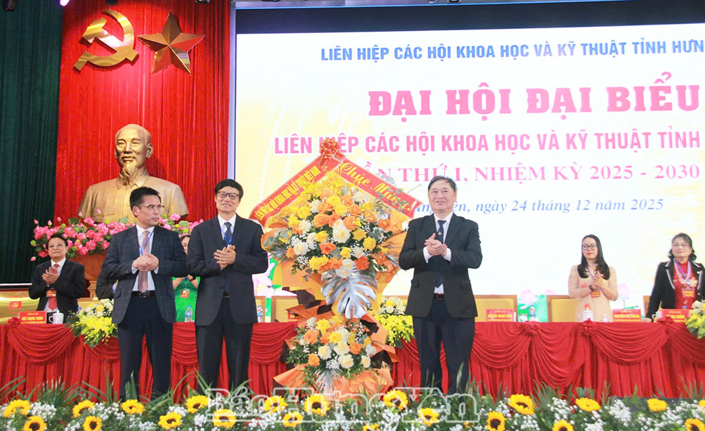 Tiến sĩ khoa học Phan Xuân Dũng, Chủ tịch Liên hiệp các Hội Khoa học và Kỹ thuật Việt Nam tặng hoa chúc mừng Đại hội.