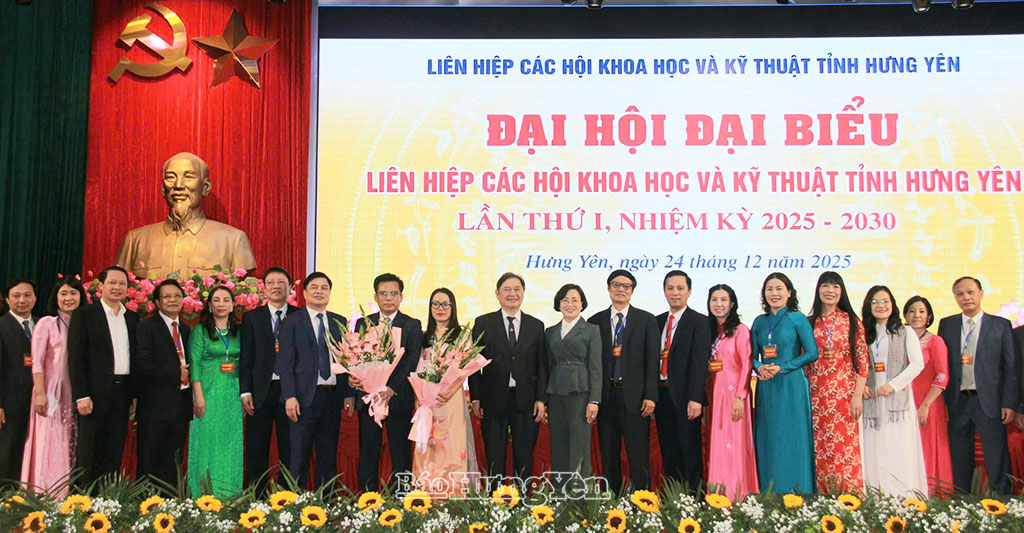 Các đại biểu tặng hoa chúc mừng Ban Chấp hành Liên hiệp các Hội Khoa học và Kỹ thuật tỉnh nhiệm kỳ 2025 - 2030.