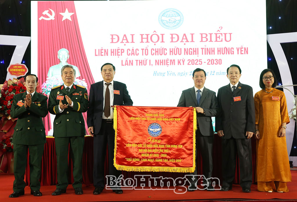 Lãnh đạo Liên hiệp các tổ chức hữu nghị Việt Nam trao tặng bức trướng chúc mừng Đại hội.