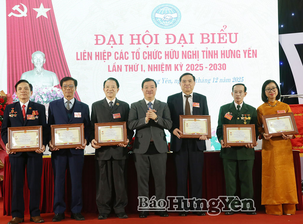 Lãnh đạo Liên hiệp các tổ chức hữu nghị Việt Nam trao tặng Kỷ niệm chương “Vì hòa bình, hữu nghị giữa các dân tộc” cho các cá nhân tiêu biểu.