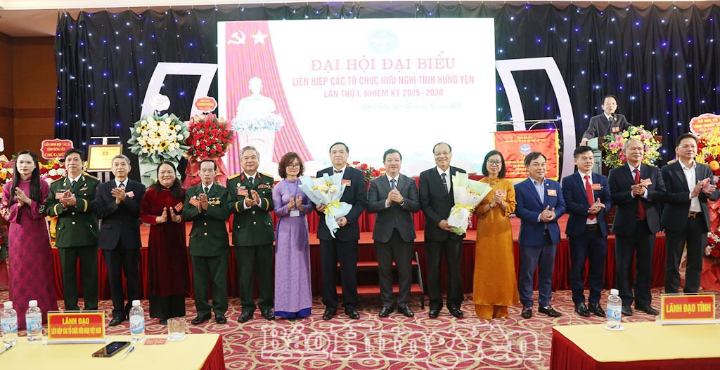 Các đại biểu tặng hoa chúc mừng Ban Chấp hành Liên hiệp các tổ chức hữu nghị tỉnh Hưng Yên nhiệm kỳ 2025 – 2030.