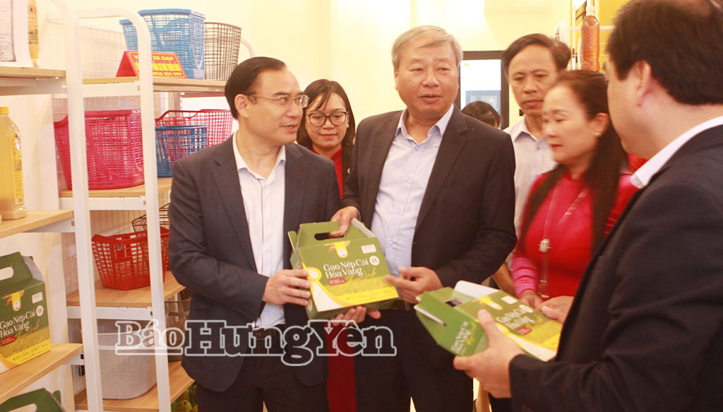 Đại biểu tham quan gian hàng.