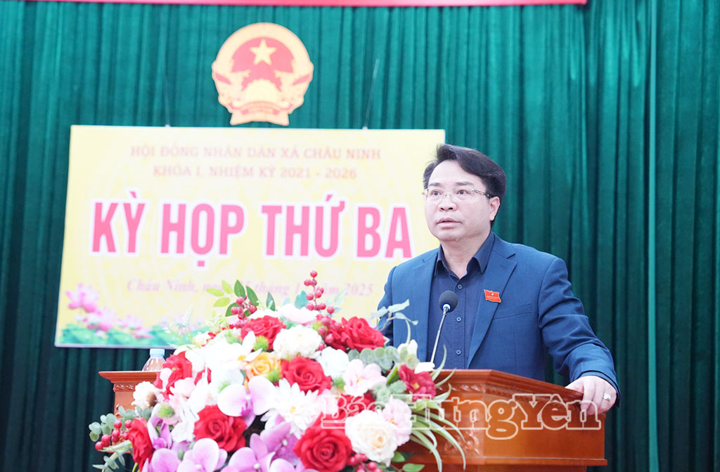Chủ tịch HĐND xã Châu Ninh phát biểu khai mạc kỳ họp.