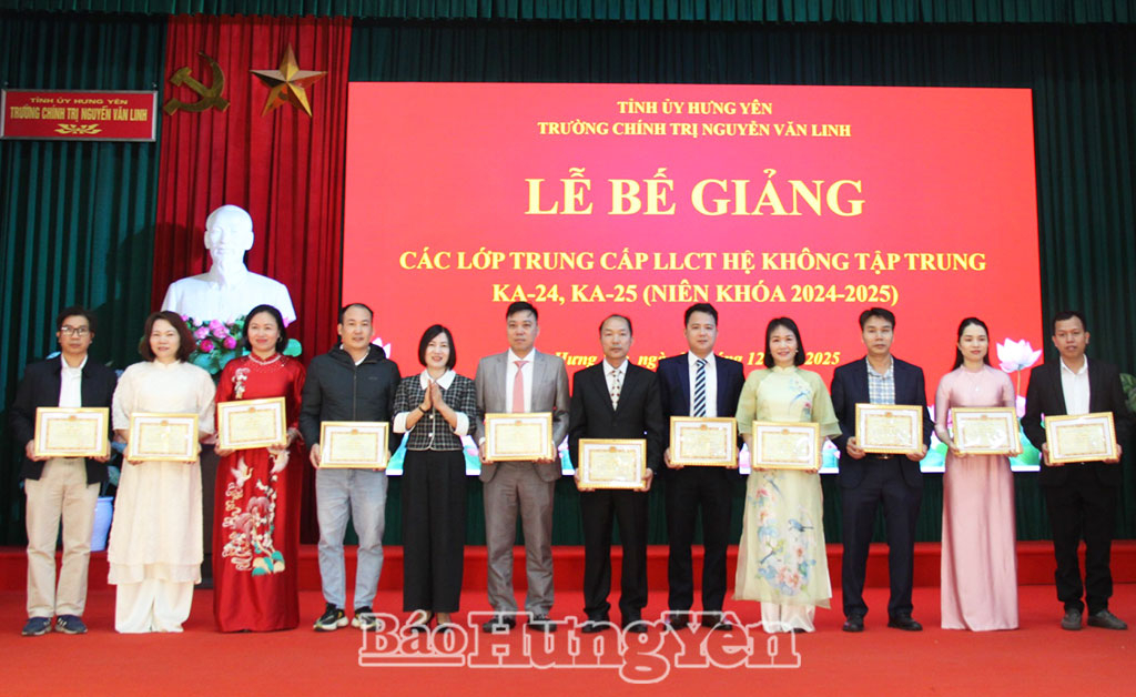 Trao giấy khen cho các học viên có thành tích cao trong học tập và rèn luyện.