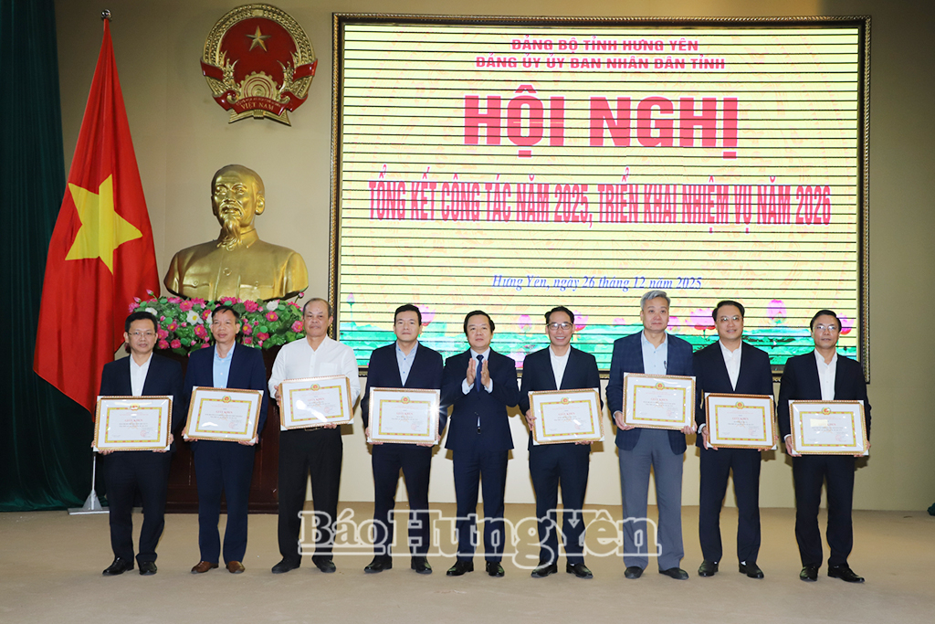 Đồng chí Phạm Quang Ngọc, Phó Bí thư Tỉnh ủy, Chủ tịch UBND tỉnh, Bí thư Đảng ủy UBND tỉnh trao thưởng cho các tập thể, cá nhân tại hội nghị.