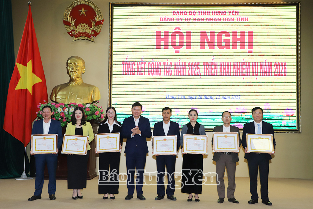 Đồng chí Nguyễn Lê Huy, Ủy viên Ban Thường vụ Tỉnh ủy, Phó Chủ tịch Thường trực UBND tỉnh, Phó Bí thư Thường trực Đảng ủy UBND tỉnh trao thưởng cho các tập thể, cá nhân tại hội nghị.