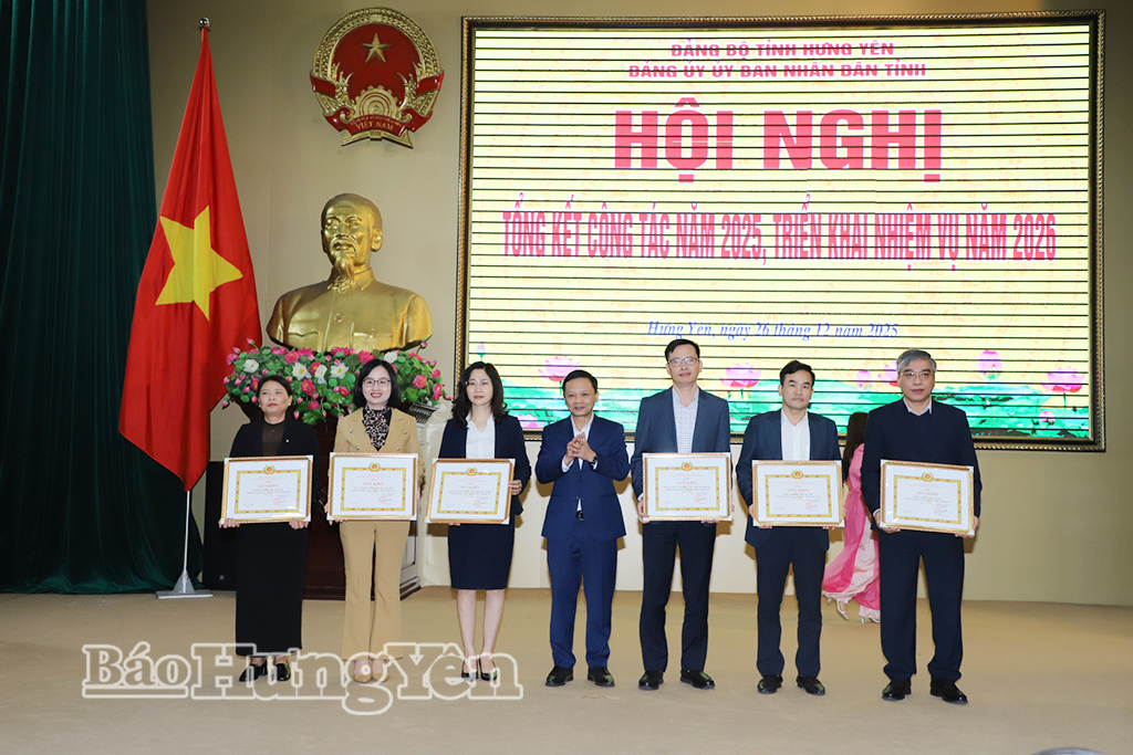 Trao thưởng các tập thể, cá nhân tại hội nghị.