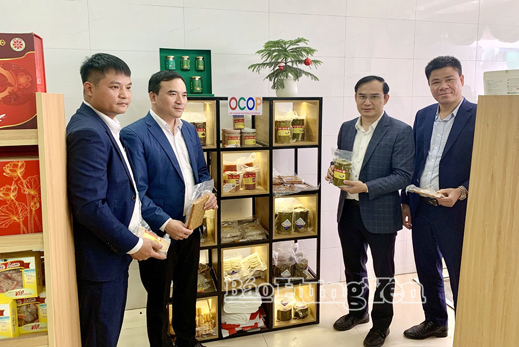 Các đại biểu tham quan gian hàng.