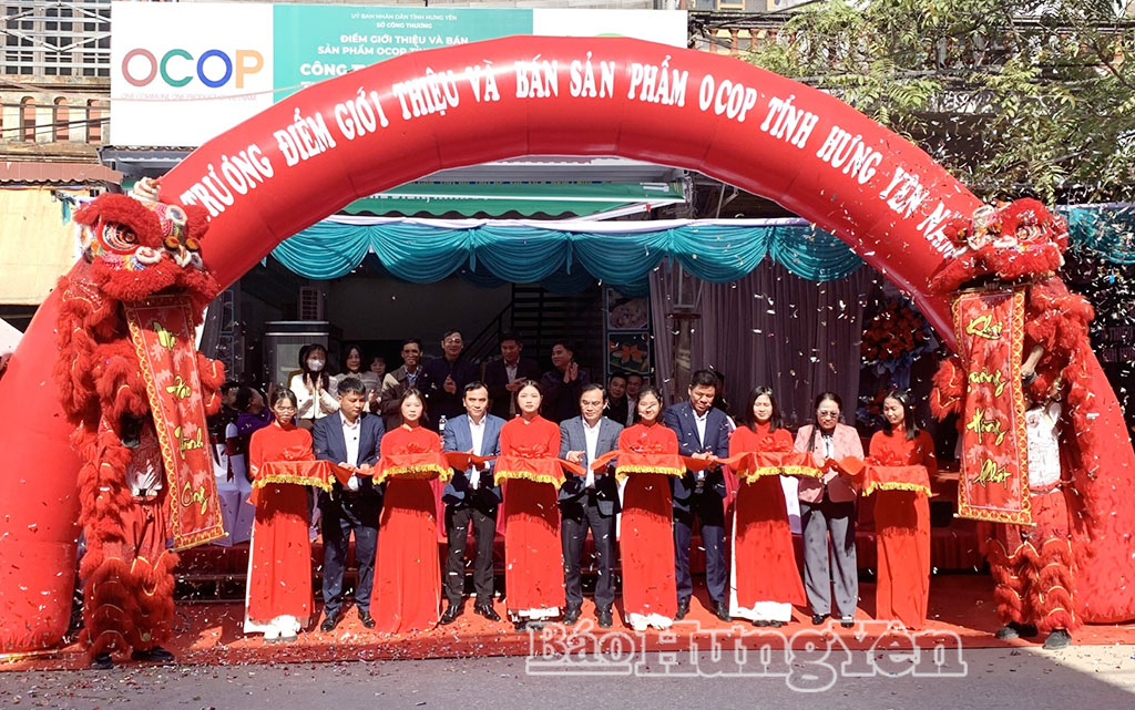 Các đại biểu cắt băng khai trương điểm giới thiệu và bán sản phẩm OCOP tỉnh Hưng Yên năm 2025.