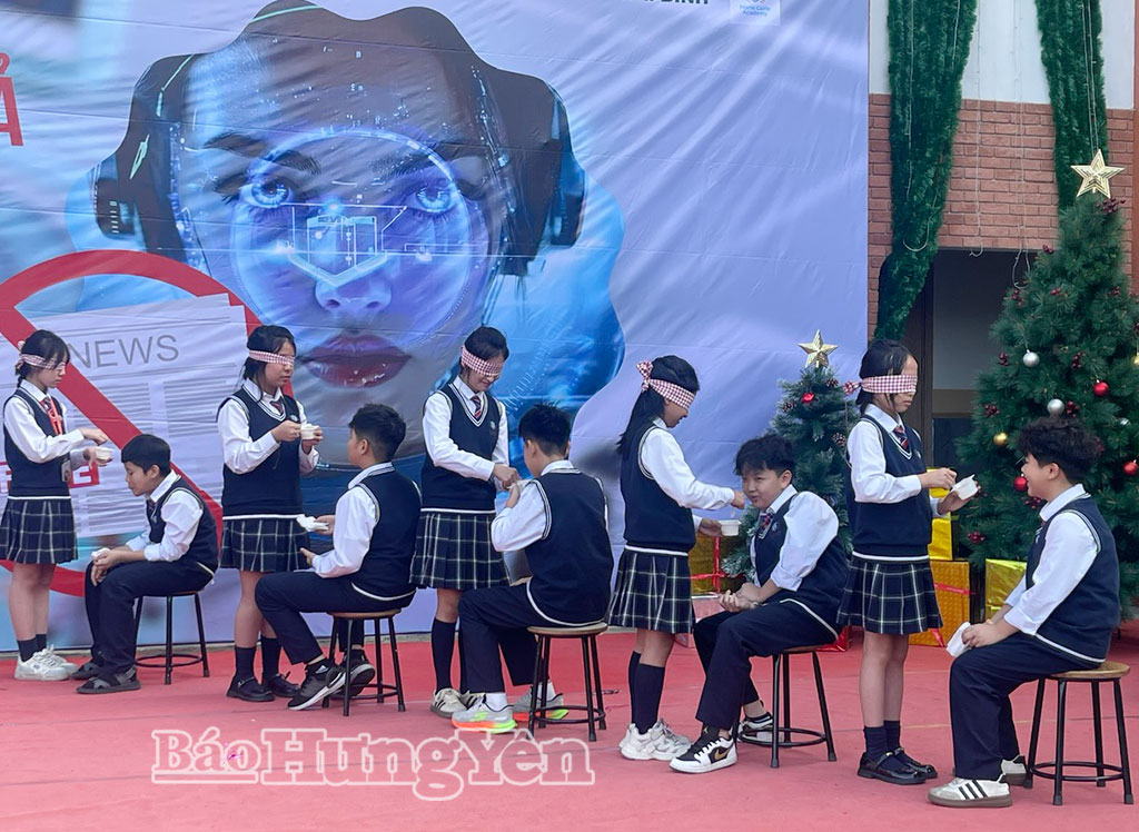 Các em học sinh tham gia các trò chơi.