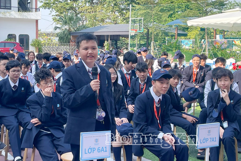 Các em học sinh tham gia trả lời các câu hỏi liên quan đến nhận diện các tin giả do AI tạo ra.