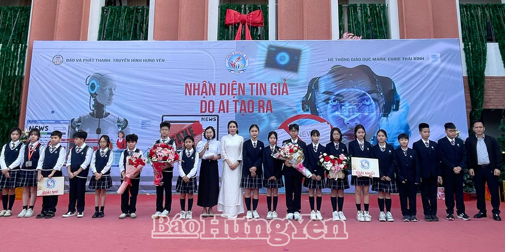 Các đại biểu trao giải Nhất, Nhì cho các đội chơi.