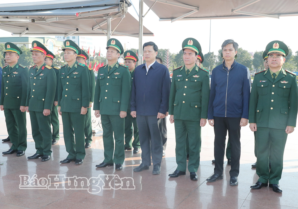 Đoàn công tác Đảng ủy, Bộ Tư lệnh Bộ đội Biên phòng và các đồng chí lãnh đạo tỉnh dâng hoa tại Tượng đài Tổng Bí thư Nguyễn Văn Linh (phường Phố Hiến).