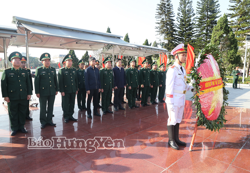 Đoàn công tác Đảng ủy, Bộ Tư lệnh Bộ đội Biên phòng và các đồng chí lãnh đạo tỉnh đặt vòng hoa, dâng hương tưởng niệm các anh hùng liệt sĩ tại Đài tưởng niệm các anh hùng liệt sĩ tỉnh (phường Phố Hiến).