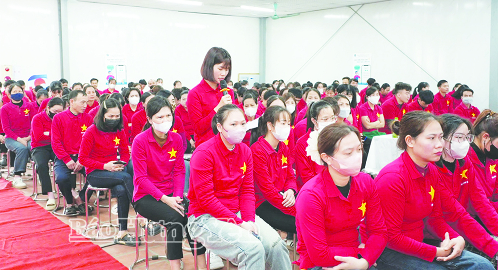 Người lao động Chi nhánh Tổng Công ty May 10 - Công ty cổ phần - Xí nghiệp may Hưng Hà phát biểu ý kiến tại hội nghị người lao động