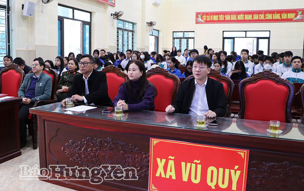 L&atilde;nh đạo x&atilde; Vũ Qu&yacute; tiếp x&uacute;c, đối thoại với đo&agrave;n vi&ecirc;n, thanh ni&ecirc;n