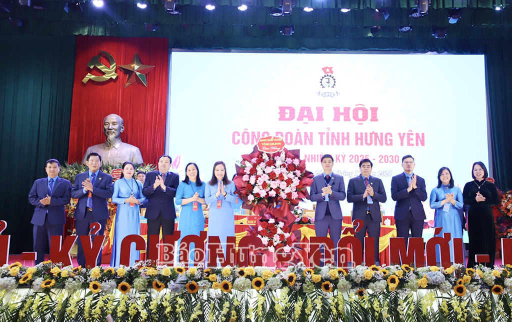  Tổng Liên đoàn Lao động Việt Nam tặng hoa chúc mừng đại hội.