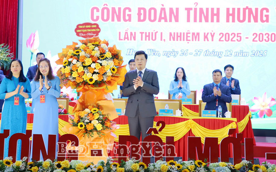 Đồng chí Trần Quốc Toản, Phó Bí thư Thường trực Tỉnh ủy, Chủ tịch Ủy ban MTTQ Việt Nam tỉnh tặng hoa chúc mừng đại hội.