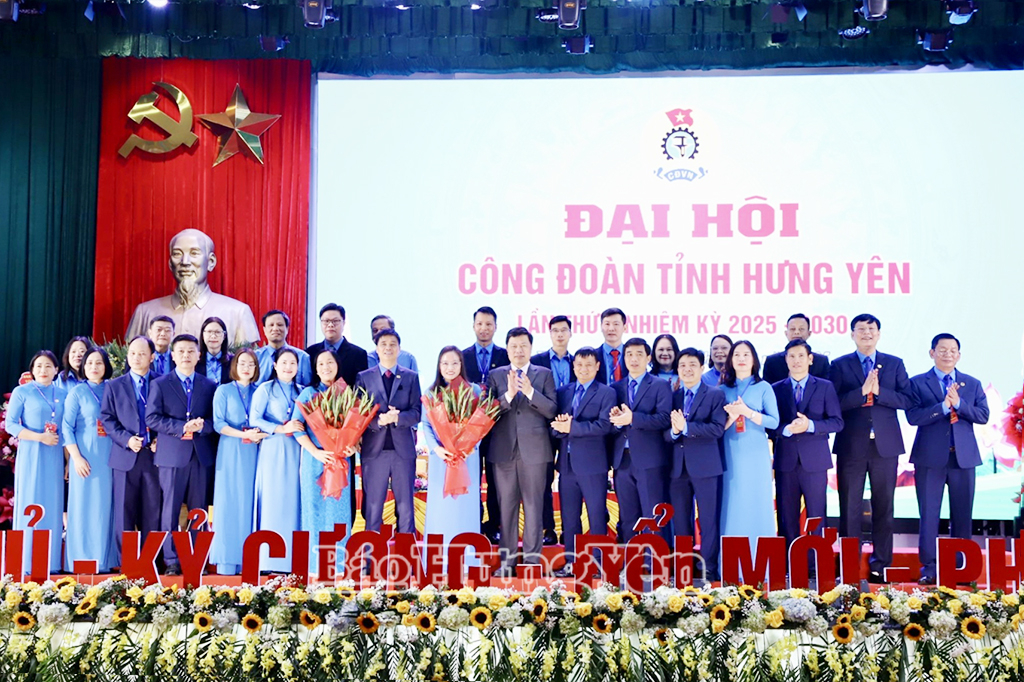 Đồng chí Trần Quốc Toản, Phó Bí thư Thường trực Tỉnh ủy, Chủ tịch Ủy ban MTTQ Việt Nam tỉnh và đồng chí Ngọ Duy Hiểu, Phó Chủ tịch Tổng Liên đoàn Lao động Việt Nam tặng hoa chúc mừng Ban Chấp hành Liên đoàn Lao động tỉnh Hưng Yên khóa I, nhiệm kỳ 2025 - 2030.