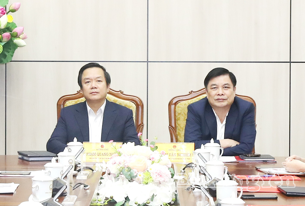 Đồng chí Phạm Quang Ngọc, Phó Bí thư Tỉnh ủy, Chủ tịch UBND tỉnh và đồng chí Phạm Văn Nghiêm, Phó Chủ tịch UBND tỉnh dự hội nghị tại điểm cầu tỉnh.