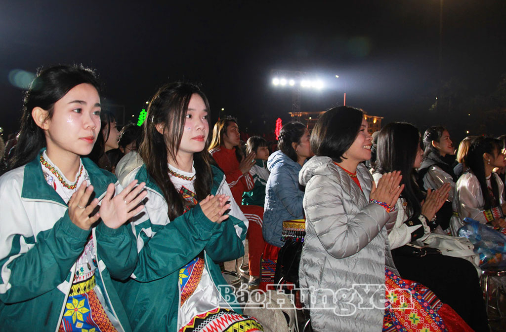 Nhân dân đến xem, cổ vũ cho các tiết mục văn nghệ.