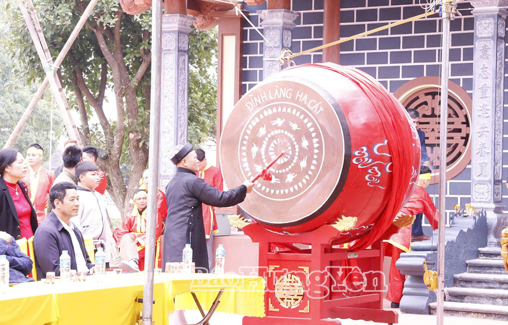Hồi trống khai mạc lễ hội.