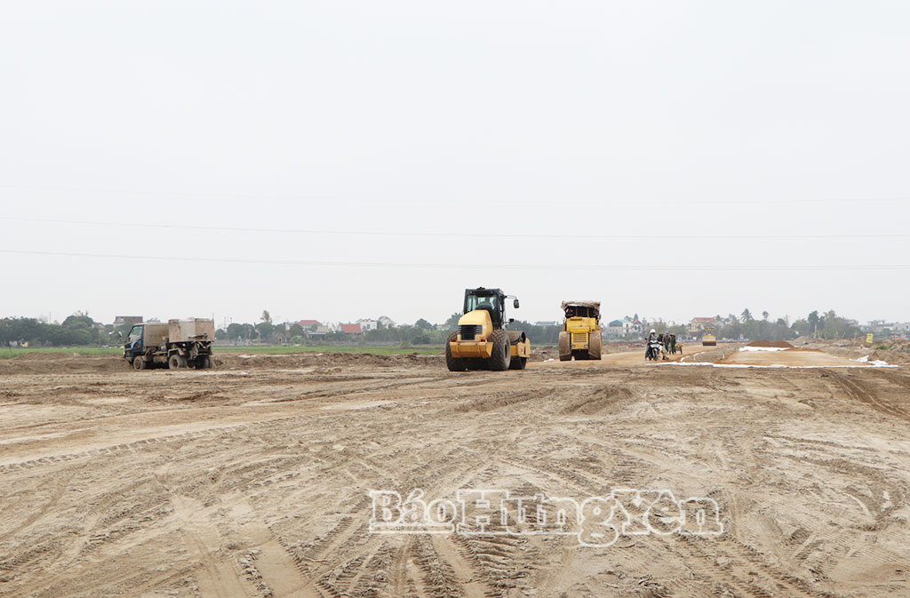 Công ty TNHH Thương mại tổng hợp Thuận Cường triển khai thi công hạ tầng CCN Bình Minh, xã Kiến Xương.