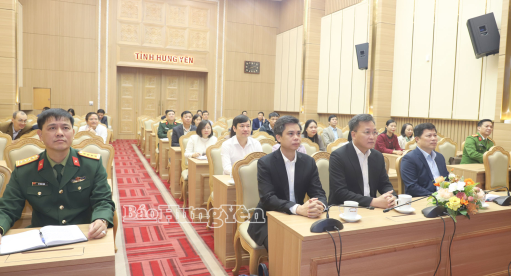 Đồng chí Bí thư Tỉnh ủy Nguyễn Hữu Nghĩa và các biểu dự hội nghị tại điểm cầu tỉnh Hưng Yên. 