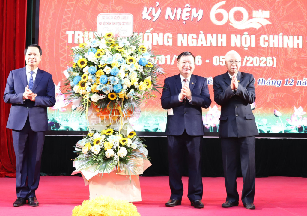 Các đồng chí nguyên lãnh đạo Ban Nội chính Tỉnh ủy tặng hoa chúc mừng tại buổi gặp mặt.