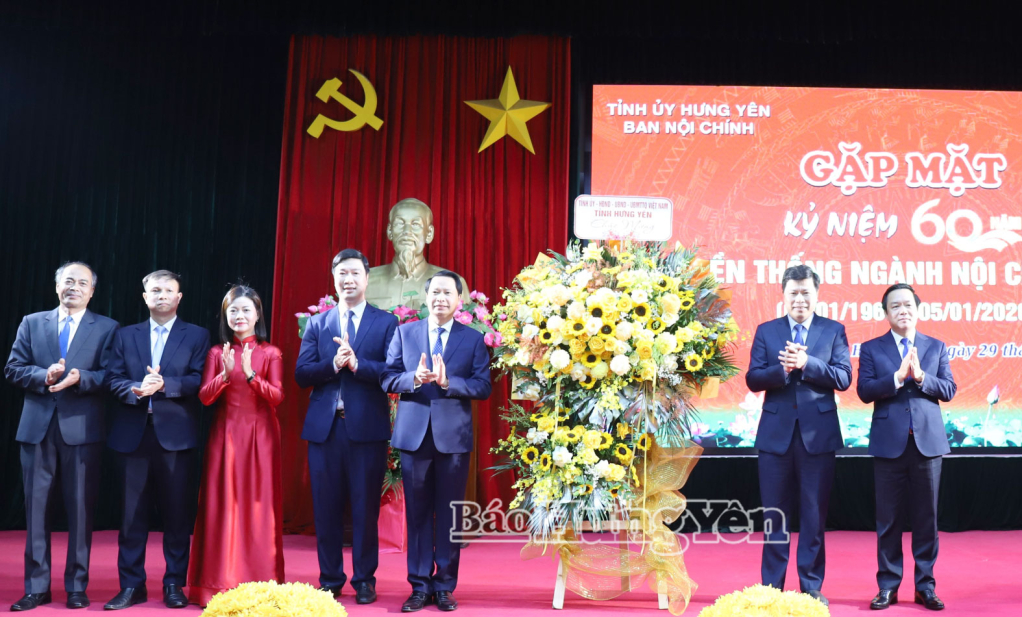 Các đồng chí Thường trực Tỉnh ủy tặng hoa chúc mừng tại buổi gặp mặt.