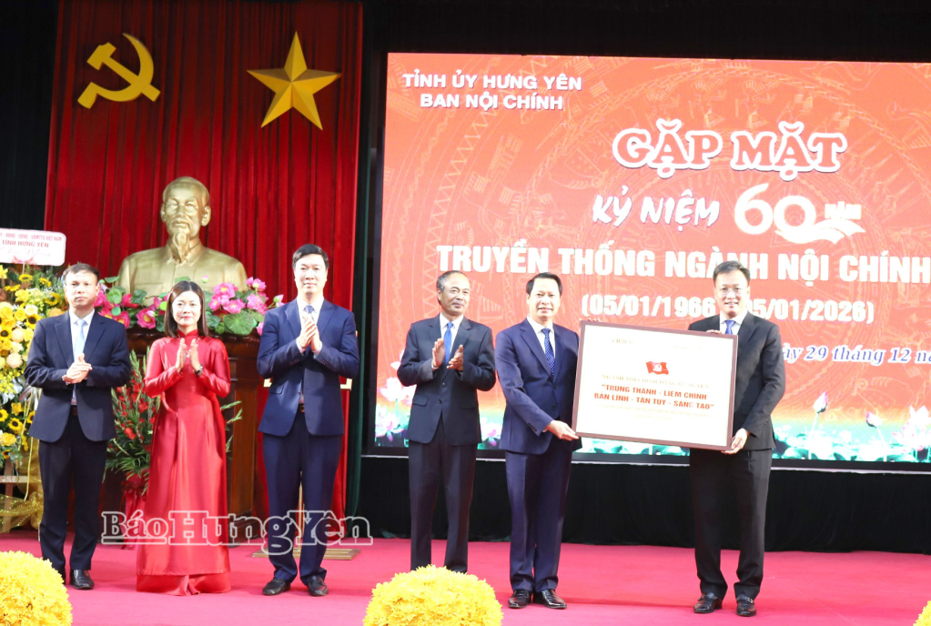 Đồng chí Bí thư Tỉnh ủy Nguyễn Hữu Nghĩa tặng ngành Nội chính tỉnh Bảng vàng của Ban Chấp hành Đảng bộ tỉnh với dòng chữ 