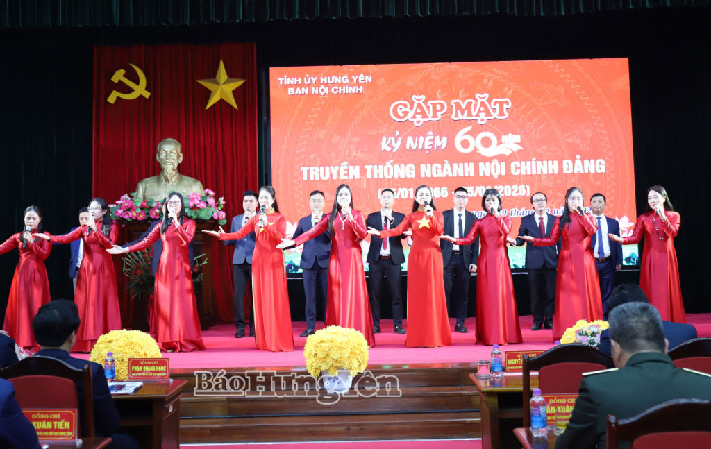 Một tiết mục văn nghệ tại buổi gặp mặt kỷ niệm.