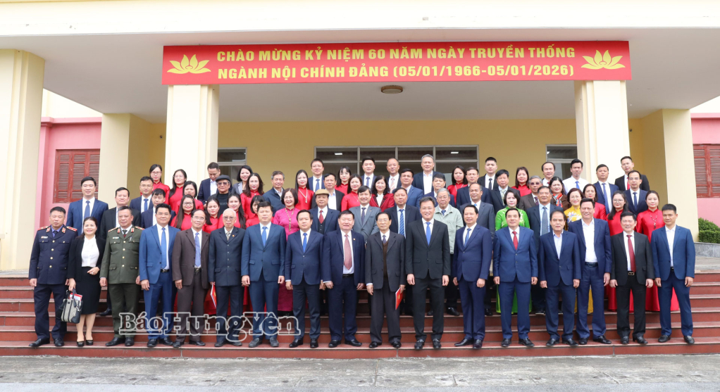 Các đồng chí lãnh đạo tỉnh, đại biểu dự gặp mặt chụp ảnh cùng cán bộ, lãnh đạo, công chức Ban Nội chính Tỉnh ủy.