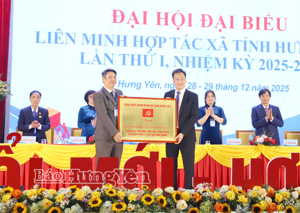 Đồng chí Bí thư Tỉnh ủy Nguyễn Hữu Nghĩa tặng Liên minh HTX tỉnh Bảng vàng 12 chữ của Ban Chấp hành Đảng bộ tỉnh. (Kỹ thuật lưu ý ảnh Bác hậu cảnh)