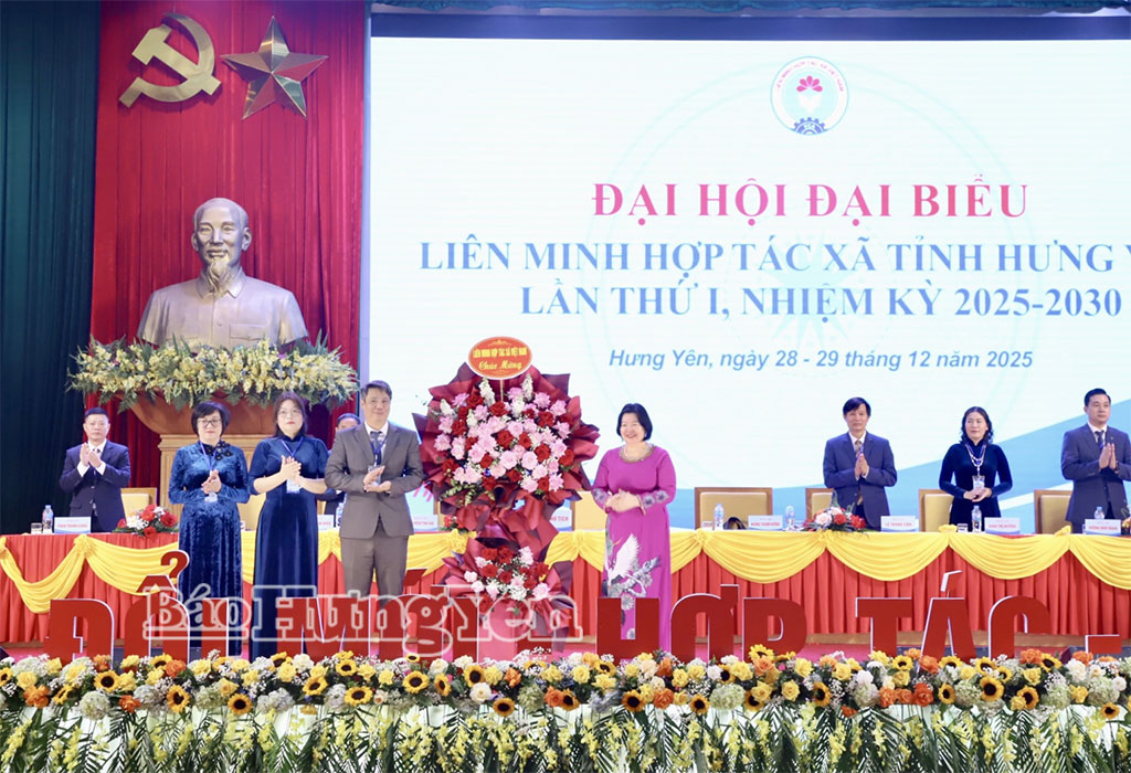 Đồng chí Cao Xuân Thu Vân, Chủ tịch Liên minh HTX Việt Nam tặng hoa chúc mừng đại hội.