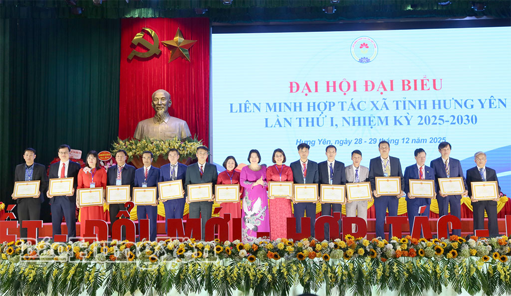 Trao Bằng khen của Liên minh HTX Việt Nam tặng các tập thể, cá nhân có thành tích tiêu biểu trong phát triển kinh tế tập thể, HTX.