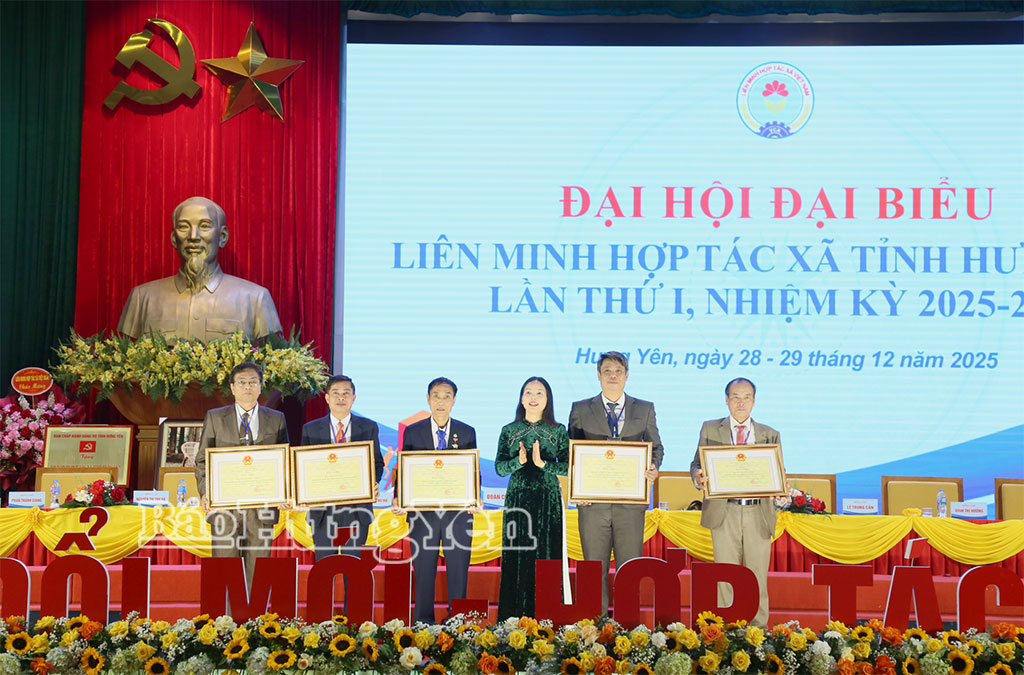 Trao Bằng khen của Chủ tịch UBND tỉnh tặng các tập thể, cá nhân có thành tích tiêu biểu trong phát triển kinh tế tập thể, HTX.