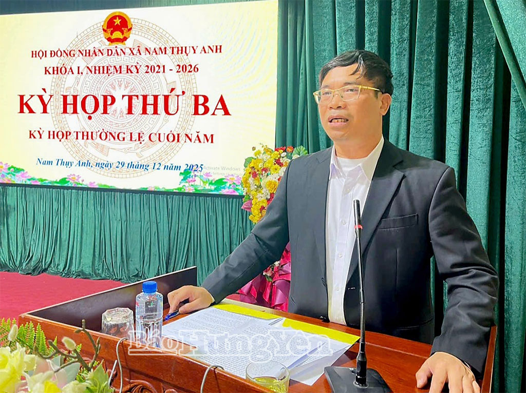 Lãnh đạo xã Nam Thụy Anh phát biểu tại kỳ họp.