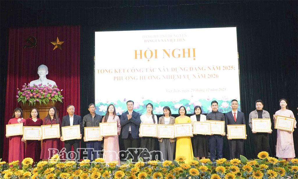 Xã Việt Tiến tuyên dương, khen thưởng các tập thể, cá nhân có thành tích xuất sắc.