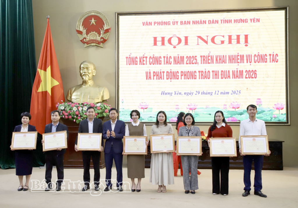 Trao Bằng khen của Chủ tịch UBND tỉnh tặng các cá nhân có thành tích xuất sắc, tiêu biểu trong thực hiện nhiệm vụ năm 2025.