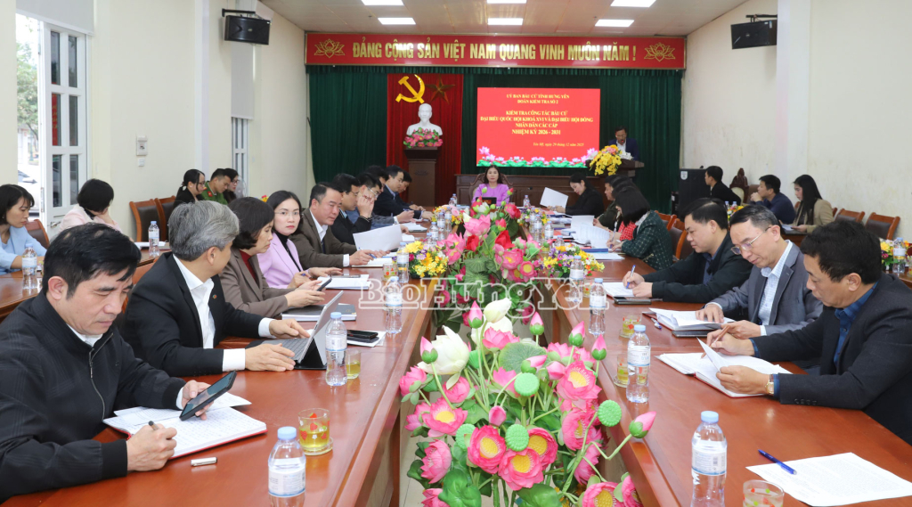 Các đại biểu dự buổi kiểm tra.