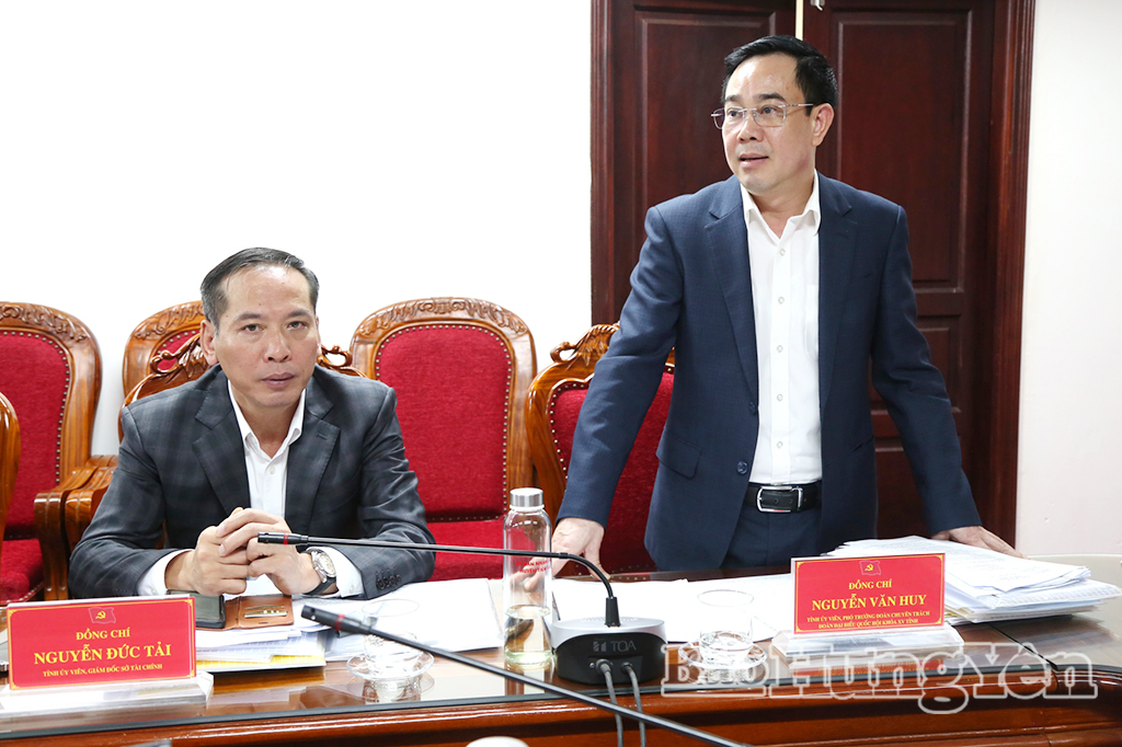 Đồng chí Nguyễn Văn Huy, Phó Trưởng đoàn chuyên trách Đoàn đại biểu Quốc hội tỉnh phát biểu tại buổi làm việc.