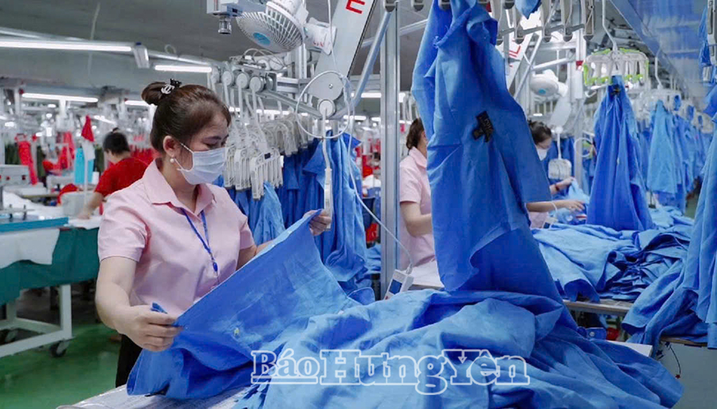 Sản xuất tại Nhà máy may xuất khẩu Đại Dương (xã Thái Thụy).