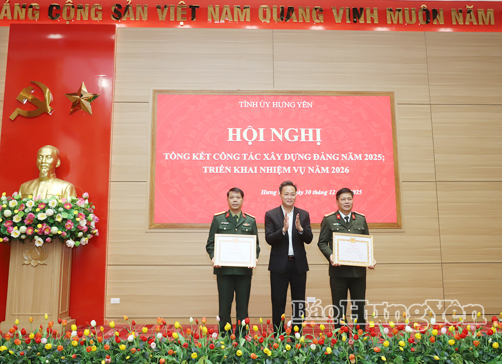 Đồng chí Nguyễn Hữu Nghĩa, Ủy viên Ban Chấp hành Trung ương Đảng, Bí thư Tỉnh ủy trao Bằng khen tặng Đảng bộ Công an tỉnh và Đảng bộ Quân sự tỉnh đạt tiêu chuẩn “Hoàn thành xuất sắc nhiệm vụ” tiêu biểu năm 2025.